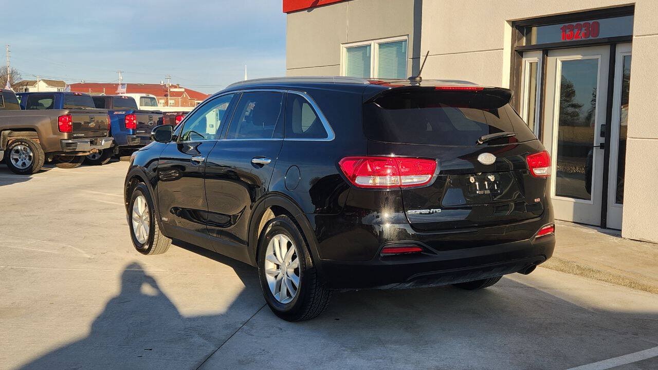 Used 2017 Kia Sorento AWD image 4