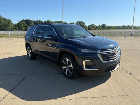 Used 2023 Chevrolet Traverse LT w/ LT Premium Package AWD/4WD image 8