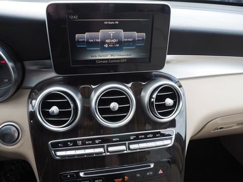 Used 2017 Mercedes-Benz GLC 300 4MATIC image 23