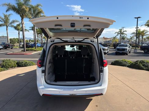 Used 2023 Chrysler Pacifica Touring-L image 7