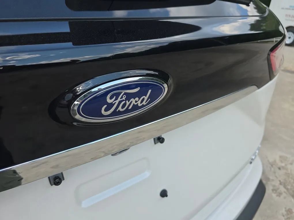 Used 2019 Ford Edge SEL w/ Equipment Group 201A FWD image 10