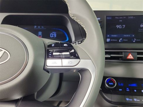 Used 2025 Hyundai Elantra Sport image 29