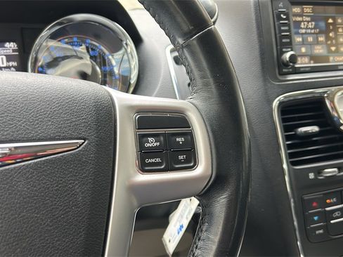 Used 2014 Chrysler Town & Country Touring image 27