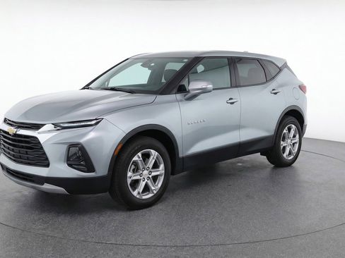 Used 2025 Chevrolet Blazer LT FWD image 3