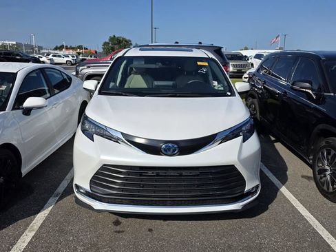 Used 2024 Toyota Sienna XLE FWD image 2