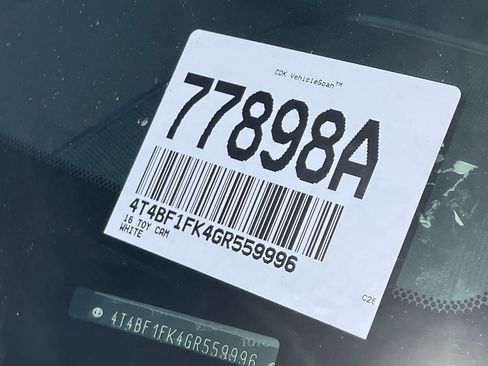 Used 2016 Toyota Camry LE image 8