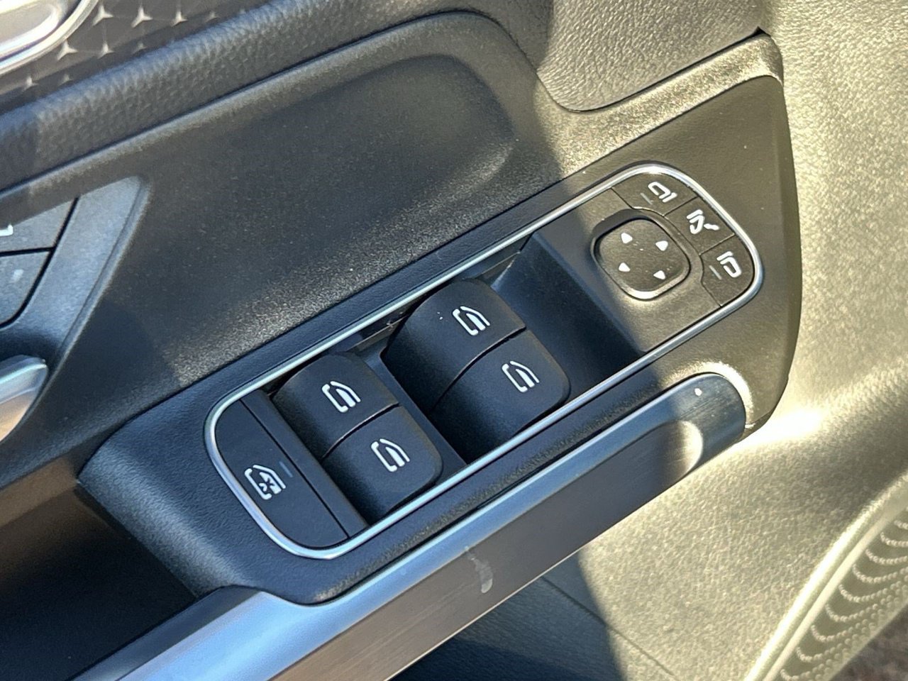 Used 2025 Mercedes-Benz GLB 250 image 17