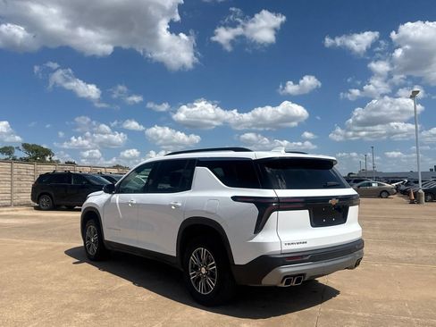 Used 2025 Chevrolet Traverse LT FWD image 16