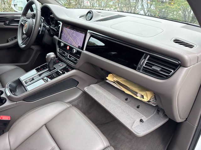 Used 2025 Porsche Macan AWD/4WD image 26