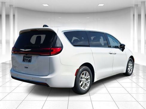 New 2026 Chrysler Pacifica Select image 3