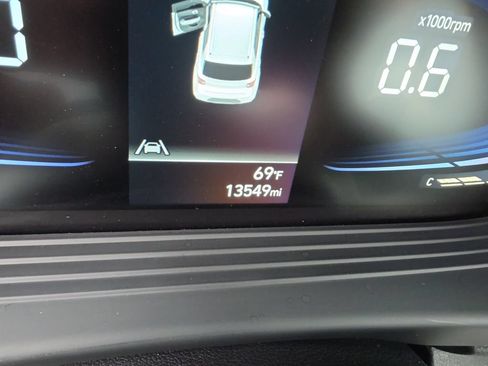 Used 2024 Hyundai Venue Limited FWD image 17