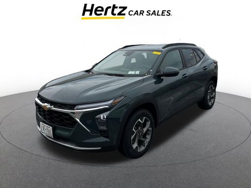 Used 2025 Chevrolet Trax LT w/ LT Convenience Package image 3