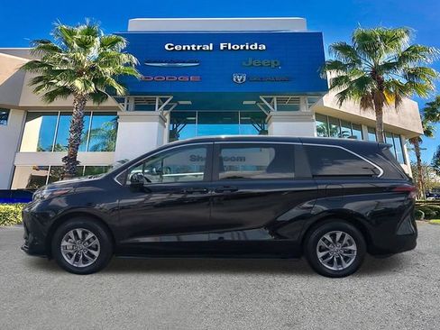Used 2025 Toyota Sienna LE FWD image 8
