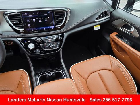 Used 2025 Chrysler Pacifica Pinnacle FWD image 18