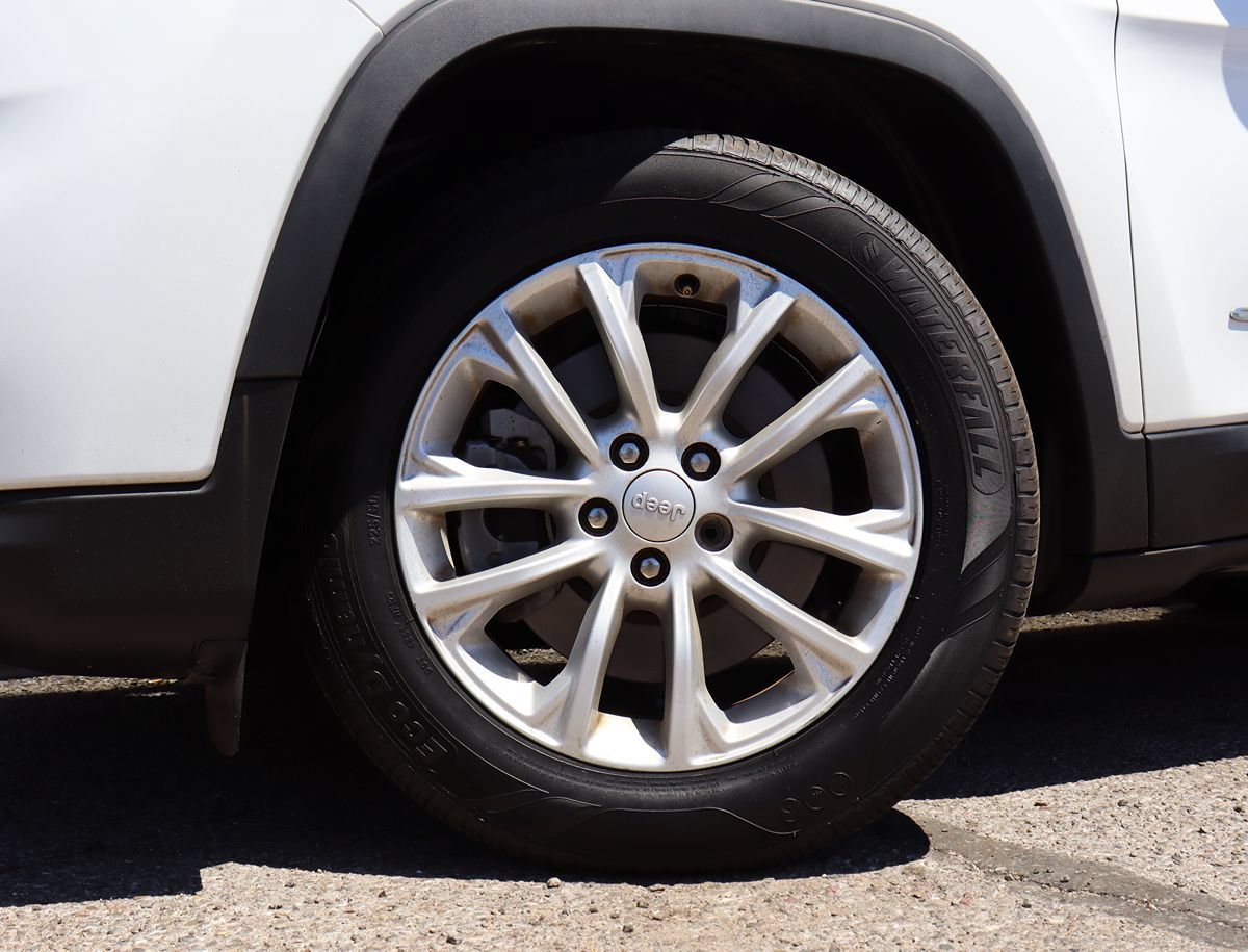 Used 2020 Jeep Cherokee Latitude FWD image 5