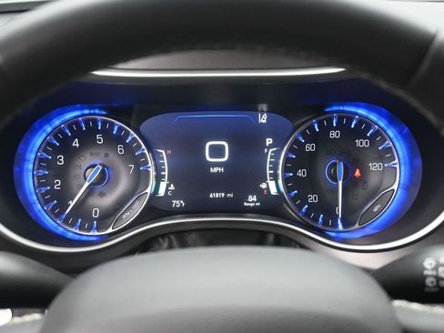 Used 2023 Chrysler Pacifica Touring-L FWD image 12