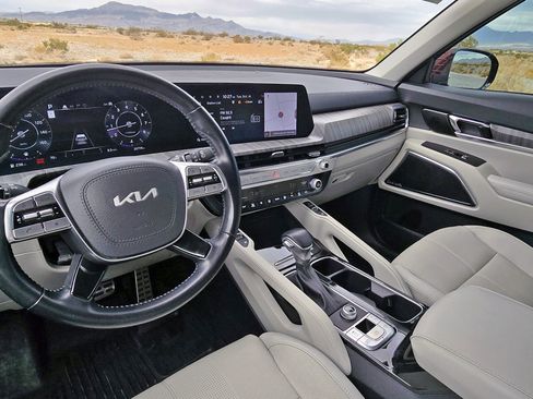 Used 2024 Kia Telluride SX w/ Towing Package image 8