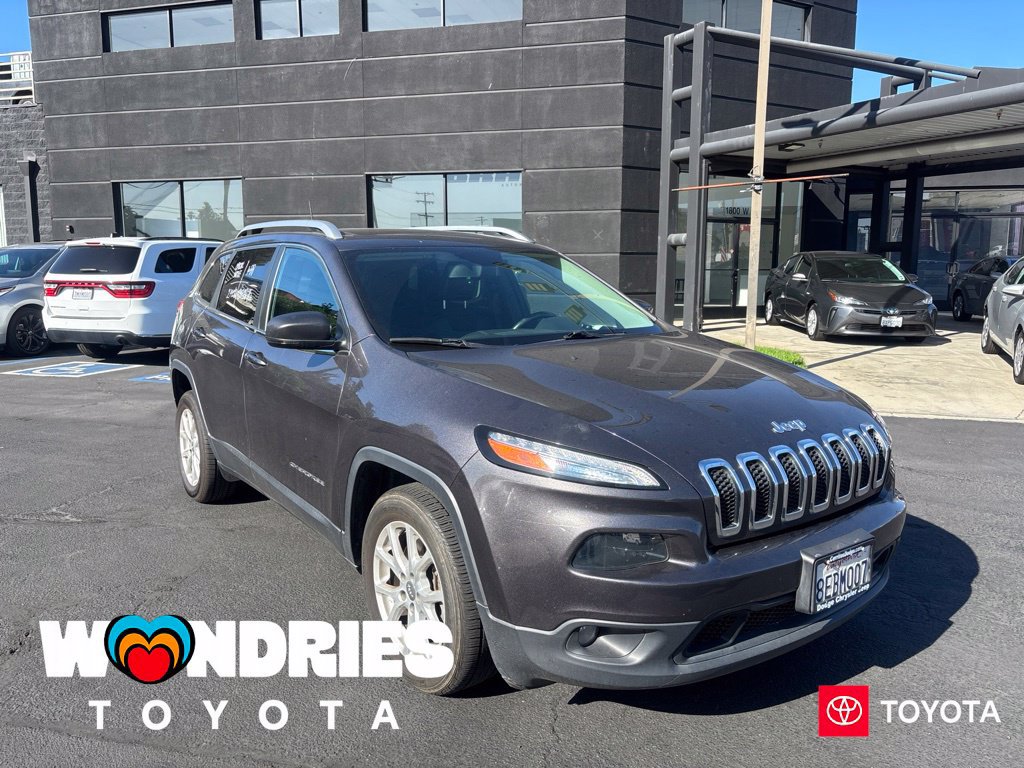 Used 2018 Jeep Cherokee Latitude Plus w/ Comfort/Convenience Group FWD image 1