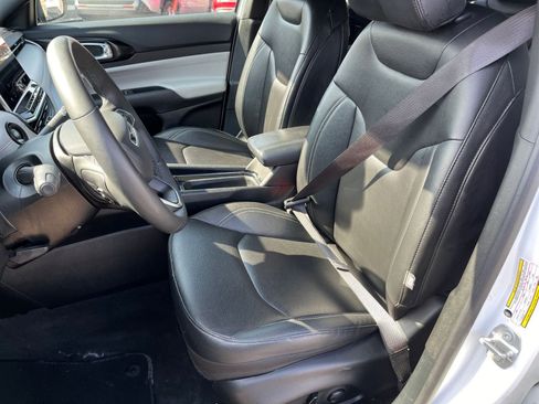 Used 2025 Jeep Compass Limited image 34