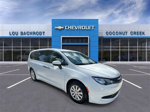 Used 2021 Chrysler Voyager L image 2