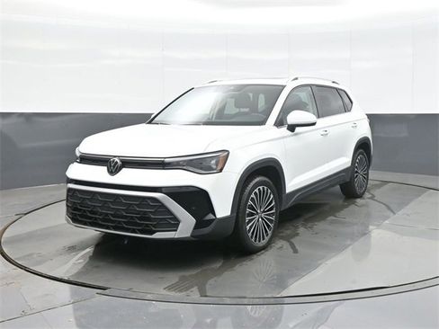 Certified 2025 Volkswagen Taos SE w/ Panoramic Sunroof Package image 3