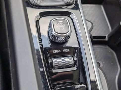 Used 2019 Volvo XC60 T5 Momentum w/ Multimedia Package image 18