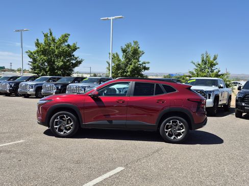 Used 2025 Chevrolet Trax LT w/ LT Convenience Package FWD image 2