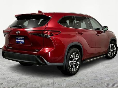 Used 2022 Toyota Highlander XLE image 12