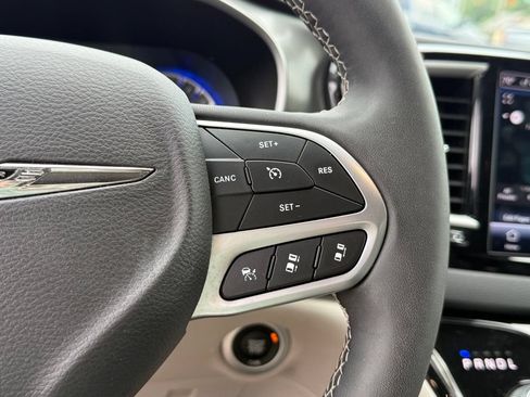 Used 2024 Chrysler Pacifica Touring-L FWD image 26