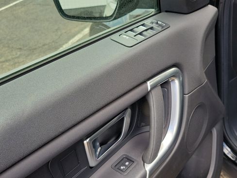 Used 2017 Land Rover Discovery Sport SE image 22