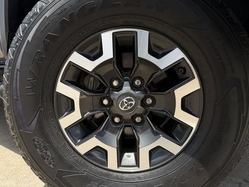 Used 2020 Toyota Tacoma TRD Off-Road AWD/4WD image 10
