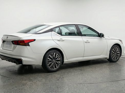 Used 2025 Nissan Altima 2.5 SV FWD image 9