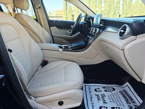 Used 2017 Mercedes-Benz GLC 300 4MATIC image 25