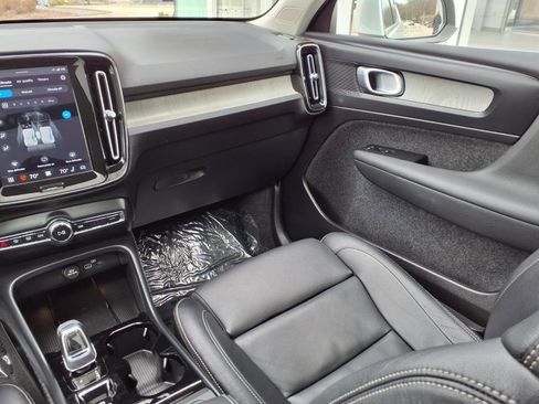 Used 2025 Volvo XC40 B5 Plus image 20