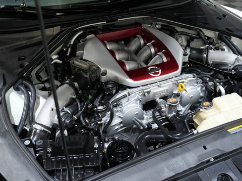 Used 2021 Nissan GT-R Premium image 41