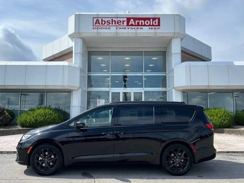 New 2025 Chrysler Pacifica Limited FWD image 3