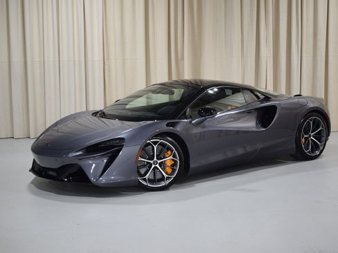 New 2025 McLaren Artura Spider image 1