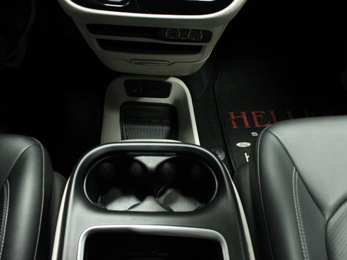 Used 2024 Chrysler Pacifica Touring-L image 21