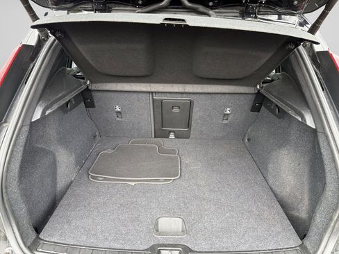 Used 2024 Volvo XC40 B5 Core AWD/4WD image 8