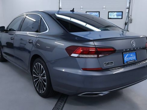 Used 2022 Volkswagen Passat 2.0T FWD image 5