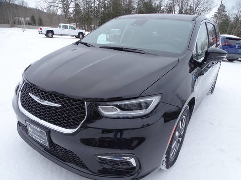 Used 2024 Chrysler Pacifica Select image 6