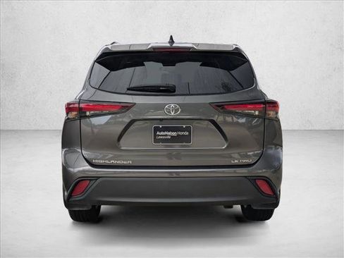Used 2024 Toyota Highlander LE image 8