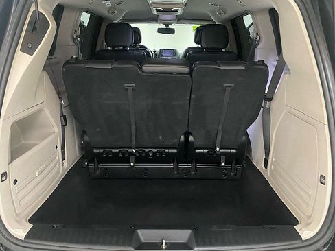 Used 2015 Chrysler Town & Country Touring-L image 13