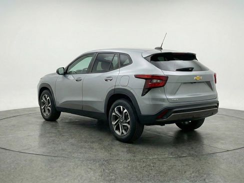 Used 2025 Chevrolet Trax LT w/ LT Convenience Package image 6