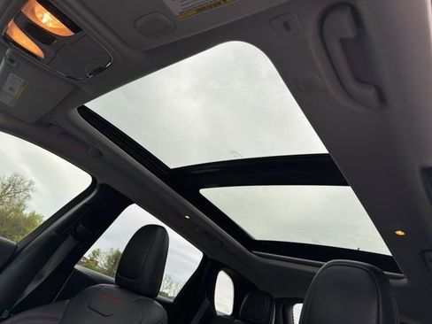 Used 2019 Jeep Cherokee Trailhawk AWD/4WD image 14
