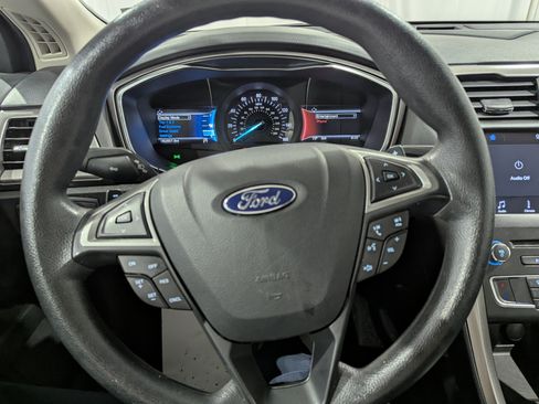 Used 2017 Ford Fusion SE w/ Fusion SE Technology Package FWD image 16