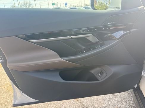 Used 2025 BMW 530i xDrive w/ Premium Package image 9