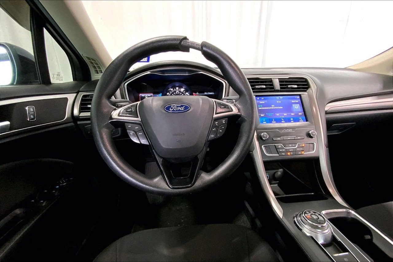 Used 2019 Ford Fusion SE FWD image 14