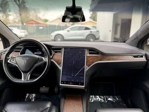 Used 2017 Tesla Model X 90D image 11