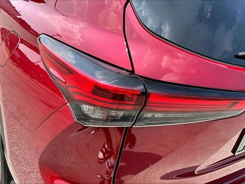 Used 2022 Toyota Highlander XLE FWD image 30